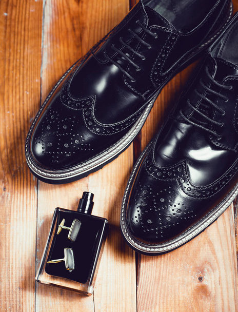 Mans accessories. Shoes with perfume and cuff - Foto, afbeelding
