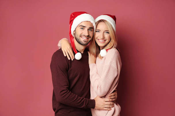 young couple in Santa hats - Φωτογραφία, εικόνα