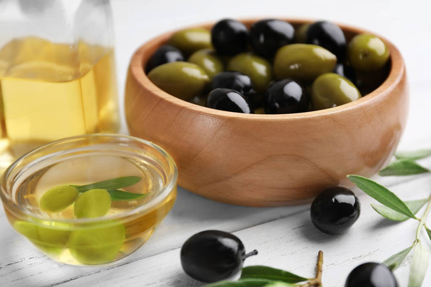 Bowls with olives and oil  - Foto, immagini