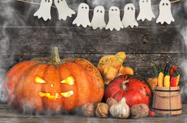 Spooky Halloween balkabağı kafa jack fener ahşap arka plan üzerinde - Fotoğraf, Görsel