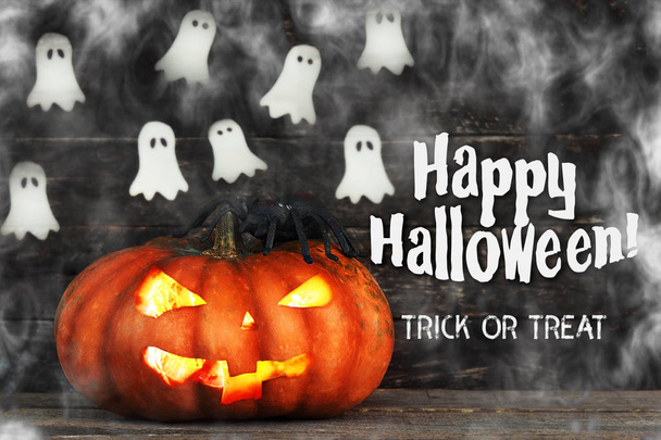 Spooky Halloween pompoen hoofd hefboom lantaarn op houten achtergrond - Foto, afbeelding