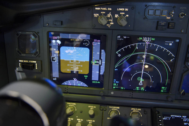 航空機の態度インジケーターの表示パネルとナビゲーション表示 - 写真・画像