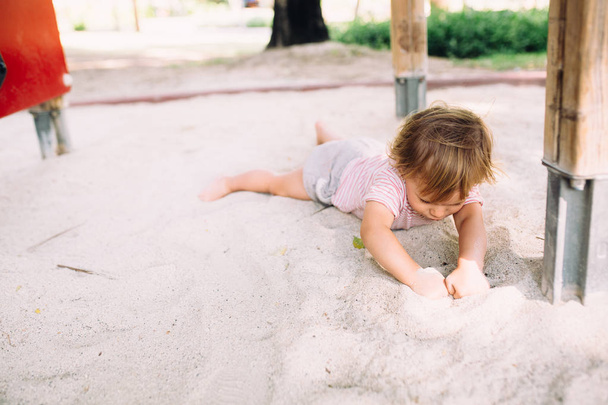 dziewczynka na piaszczystej plaży - Zdjęcie, obraz