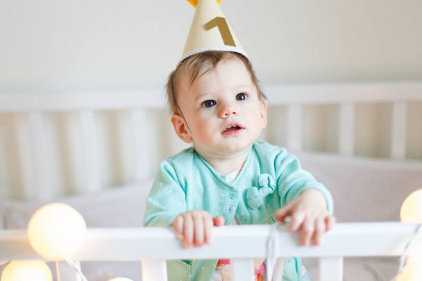  baba lány születésnapi kalapban - Fotó, kép