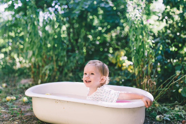 mała dziewczynka kąpiel w wannie dziecka - Zdjęcie, obraz