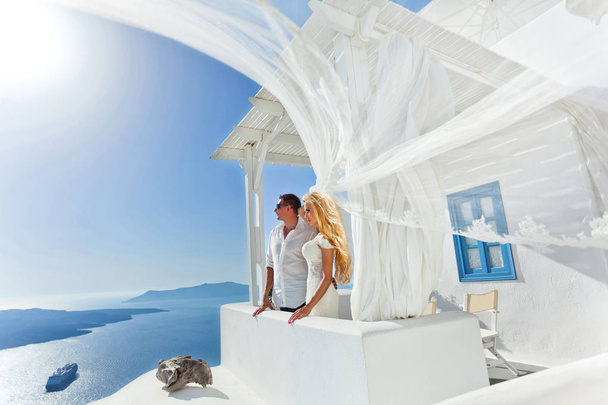 O lindo jovem casal mulher bonita de homem bonito relacionando-se com a bela paisagem grega
 - Foto, Imagem