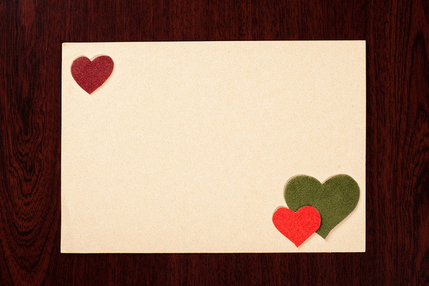 Kortti, jossa sydämet puinen tausta
 - Valokuva, kuva