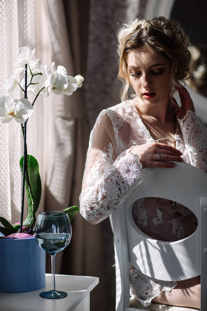Young bride in a luxurious boudoir - Foto, Bild