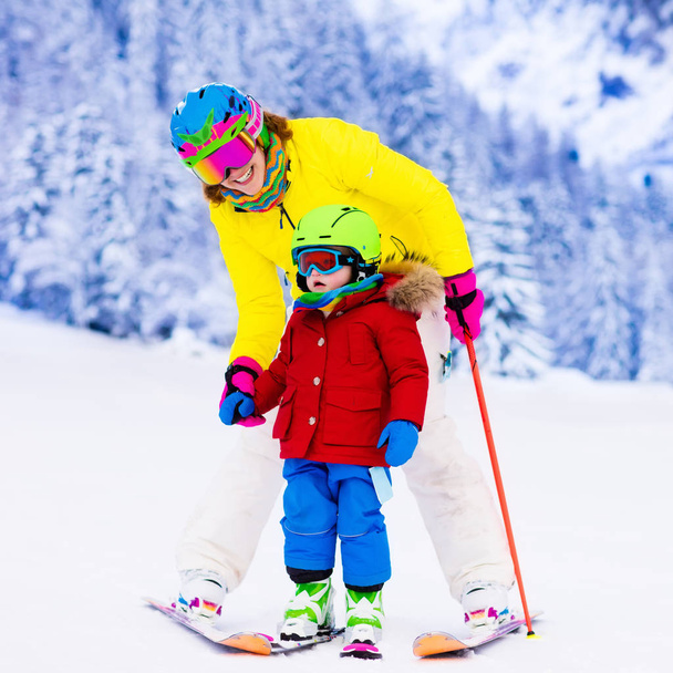 Rodzina zabawy narty i śnieg w górach zimą - Zdjęcie, obraz