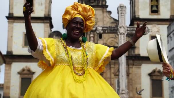 Mujer brasileña (Baiana) bailando en Salvador, Bahia, Brasil
 - Metraje, vídeo