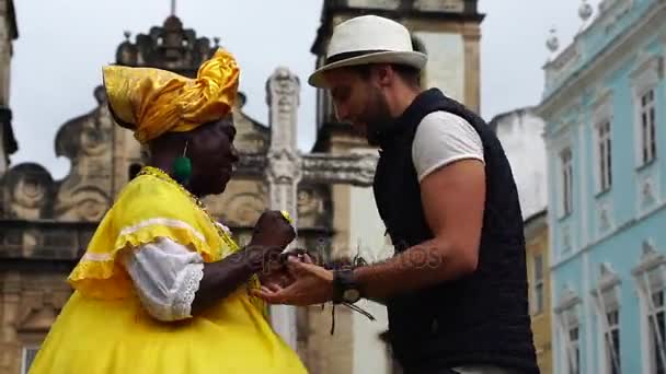 Turisti Dancing Heittää hattunsa Native Woman Brasilian kansa - "Baiana" Salvador, Bahia
 - Materiaali, video