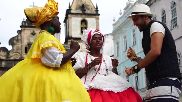 tanzen mit baiana - brasilianerin in salvador, bahia, brasilien - Filmmaterial, Video