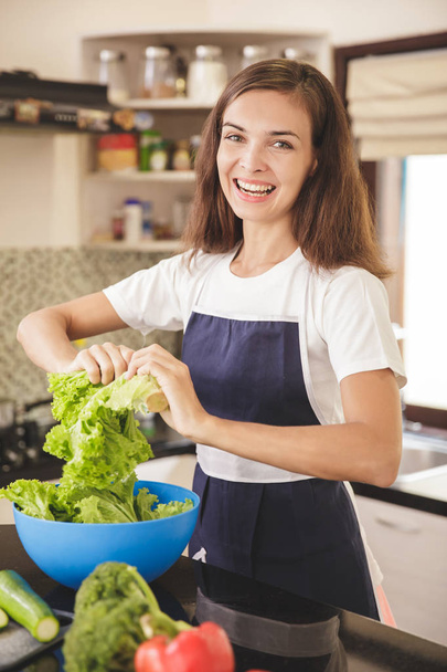 Woman preparing vegetables for dinner - Foto, Bild