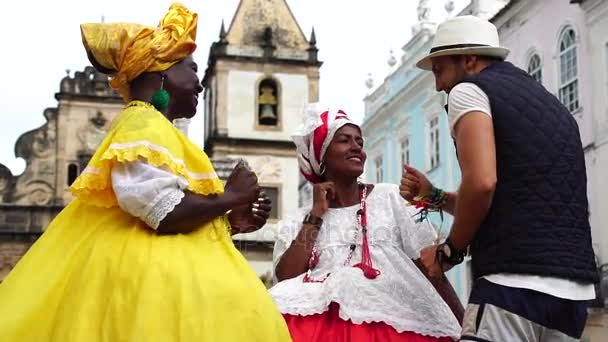 Tourist Dancing Lancia il cappello per la nativa brasiliana - "Baiana" a Salvador, Bahia
 - Filmati, video