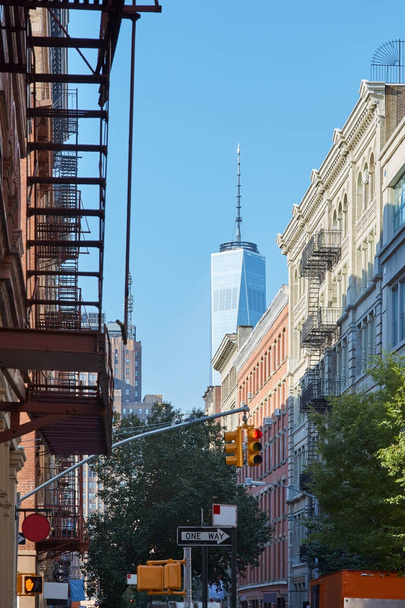 Soho street with cast iron buildings and Freedom Tower in New York - Φωτογραφία, εικόνα