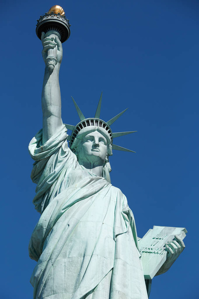 自由の女神、オフにニューヨークの青い空 - 写真・画像