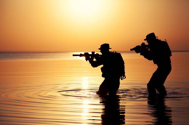 silueta soldado del ejército - Foto, Imagen