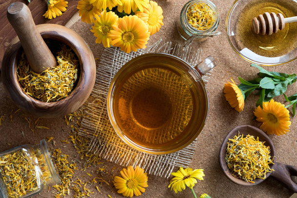 Calendula herbatę z kwiatów nagietka w tle - Zdjęcie, obraz