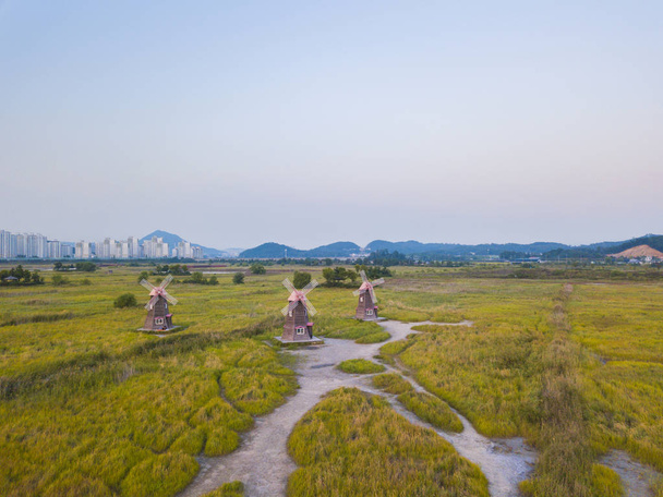 Αεροφωτογραφία του Ανεμόμυλου στο Incheon Sohrae οικολογικό πάρκο, S - Φωτογραφία, εικόνα