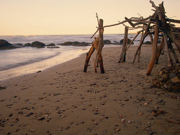 Мбаппе на пляже на закате
. - Фото, изображение