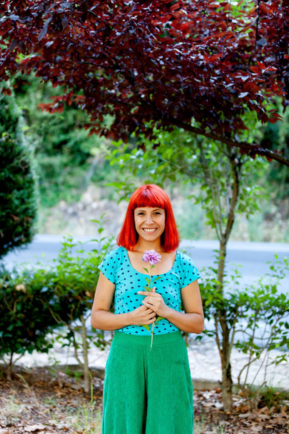 çiçek olan Kızıl saçlı kadın  - Fotoğraf, Görsel