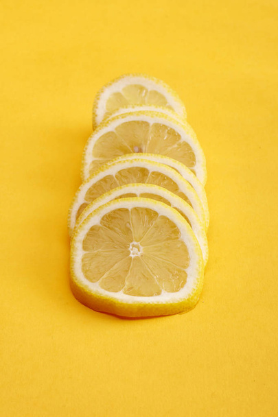 Viipaloitu sitruuna eristetty värillinen tausta
 - Valokuva, kuva