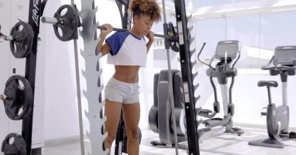 Vrouw, gehurkt in sportschool - Video