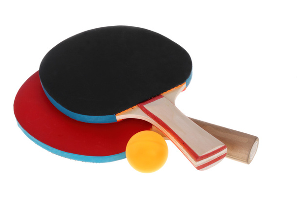 Racchette da ping pong e palla su sfondo bianco
 - Foto, immagini
