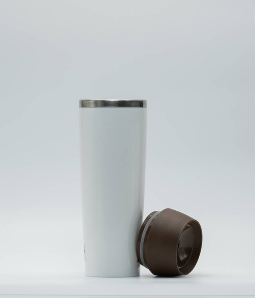 Beyaz arka plan üzerinde izole açılan kapaklı modern termos şişe - Fotoğraf, Görsel