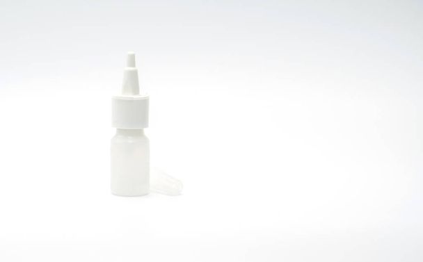 Flacon en plastique de médicament pulvérisateur nasal avec étiquette vierge isolée sur fond blanc
 - Photo, image