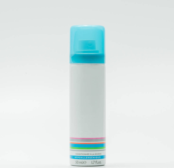 Yüz sprey şişe ve boş etiket beyaz zemin üzerine izole mavi kapak sadece kendi metninizi ekleyin - Fotoğraf, Görsel