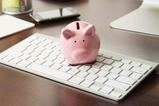 Caixa de dinheiro porco no teclado
 - Foto, Imagem