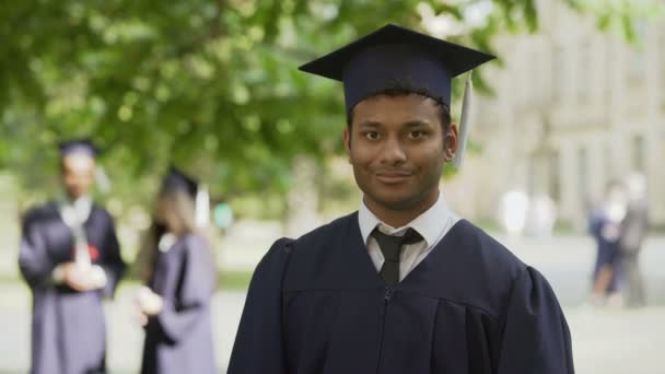 Estudiante en ropa de graduación poner mesa me contratan oportunidad de trabajo para la juventud
 - Metraje, vídeo