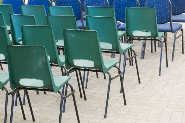 Řádky skládací židle na chodníku - Selektivní ostření - Fotografie, Obrázek