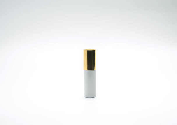 Flacon vaporisateur Premium avec capuchon doré isolé sur fond blanc avec étiquette vierge et espace de copie
 - Photo, image