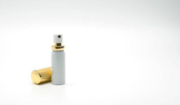 Botella de spray premium con tapa dorada aislada sobre fondo blanco con etiqueta en blanco y espacio de copia
 - Foto, imagen
