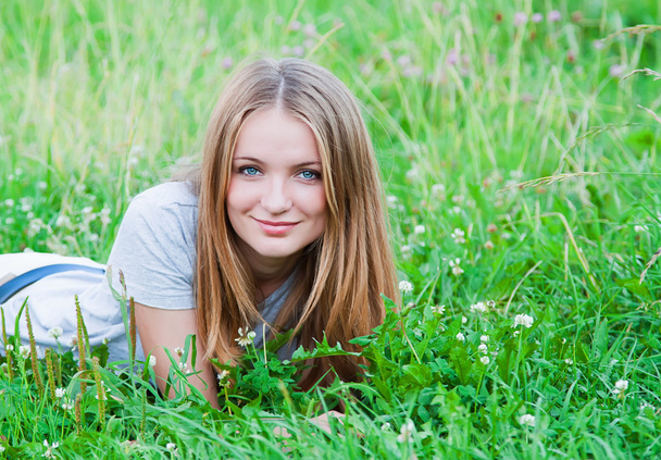 žena na trávě - Fotografie, Obrázek