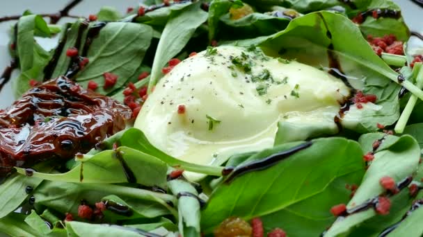 Cézár saláta, puha főtt tojás - Felvétel, videó