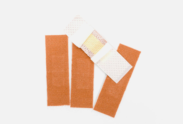 Клеевые штукатурки коричневой полосы для покрытия раны
 - Фото, изображение