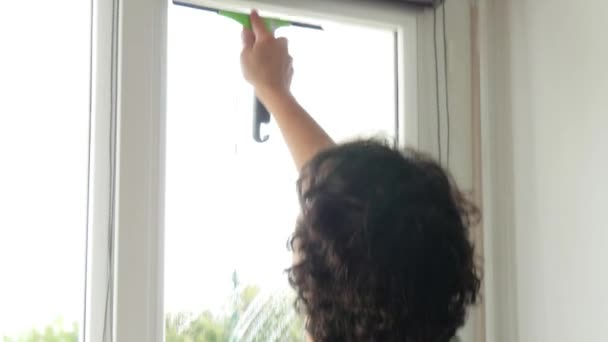nainen pesee ikkunat talonsa
 - Materiaali, video