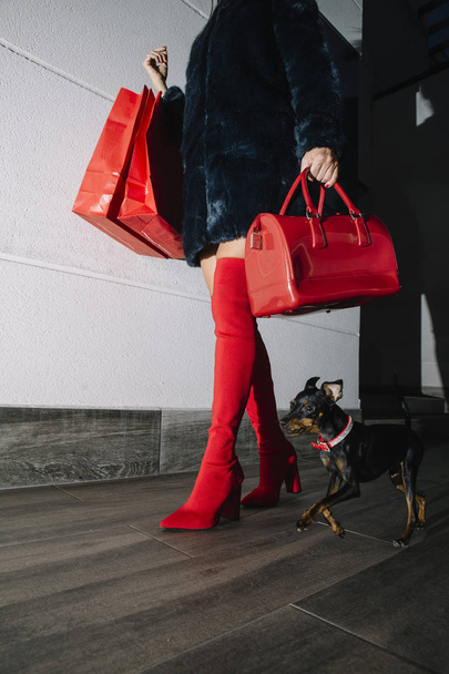 jambes belle femme faisant du shopping dans la rue, bottes rouges et sac
 - Photo, image