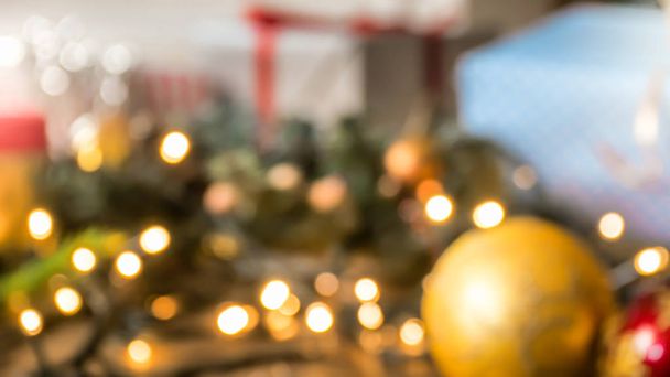 Размытое изображение светящихся рождественских огней, безделушек и подарков
 - Фото, изображение