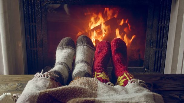 Detailní snímky páru v pletené ponožky oteplování tím, fireplac - Fotografie, Obrázek