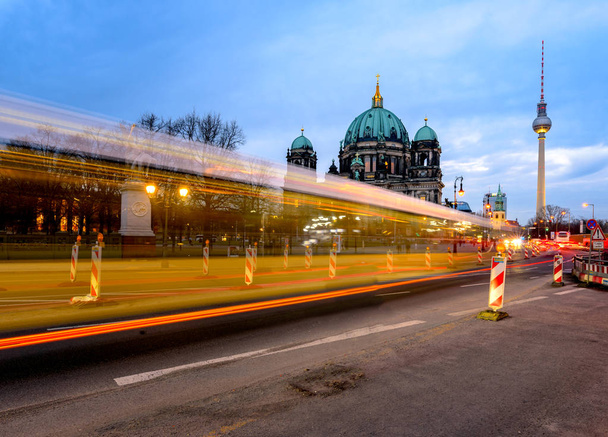 Comboio que passa em frente ao Museu de Berlim
 - Foto, Imagem