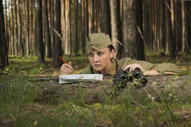Kobieta w mundurze Armii Czerwonej z II wojny światowej. - Zdjęcie, obraz
