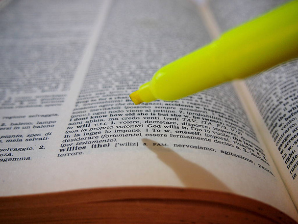 dictionnaire et un surligneur jaune
 - Photo, image