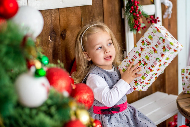 Όμορφα κορίτσια ευτυχισμένη ανοίγει το δώρο της Πρωτοχρονιάς - Φωτογραφία, εικόνα