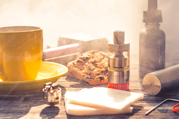 Botle ve kahve ile elektronik sigara ile natürmort  - Fotoğraf, Görsel