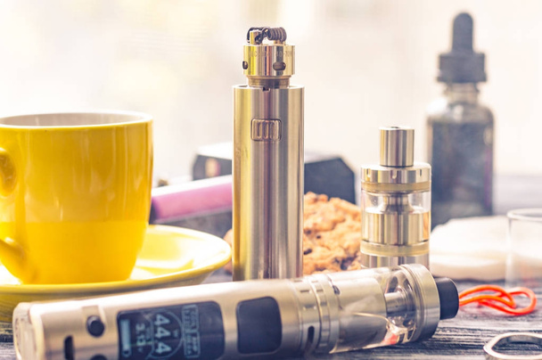 Stillleben mit elektronischer Zigarette mit Flasche und Kaffee  - Foto, Bild