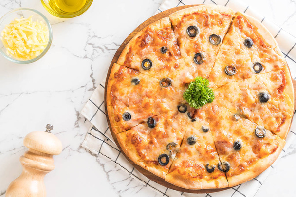 pepperoni pizza with olive - Фото, изображение